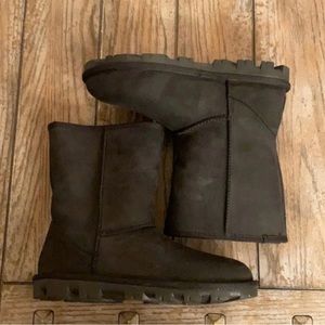 UGG Essential leather short boot